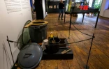 Un "WC-humus", toilettes sèches à compost, conçu par l'artiste et architecte autrichien Friedensreich Hundertwasser, exposé au musée Kunst Haus Wien qui lui est consacré, le 28 février 2024 à Vienne