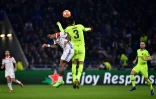 L'attaquant lyonnais Memphis Depay au duel avec le défenseur du Barça Gerard Piqué au Parc OL, le 19 février 2019 