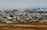 Une photo prise depuis le sud d'Israël montre les bâtiments détruits dans la bande de Gaza, le 17 mai 2025
