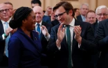Kemi Badenoch (G), nouvelle patronne du parti conservateur britannique, aux côtés de son époux Hamish, le 2 novembre 2024 à Londres