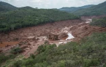 Vue aérienne des dégâts dans le village de Bento Rodrigues, dans l'Etat brésilien de Minas Gerais, le 6 novembre 2015, au lendemain de la rupture d'un barrage de déchets miniers