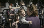 Des habitants évacuent la ville de Bakhmout dans le Donbass,  le 24 mais 2022