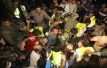 Des secouristes sur le site d'un double attentat à Burj al-Barajneh dans la banlieue surd de Beyrouth le 12 novembre 2015