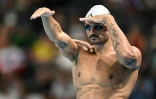 Le Français Florent Manaudou participe à l'échauffement avant une épreuve de natation lors des Jeux olympiques de Paris 2024 à la Paris La Defense Arena à Nanterre, à l'ouest de Paris, le 29 juillet 2024
