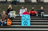 Des militants pour le climat devant le Parlement de l'Etat de Victoria, le 7 octobre 2019 à Melbourne, en Australie