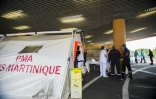 Pompiers et urgentistes attendent devant une tente où sont accueillis les malades en détresse respiratoire au CHU de Fort-de-France (Martinique) le 30 juillet 2021
