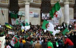 Les manifestants rassemblés devant la Grande Poste dans le centre d'Alger, le 12 avril 2019