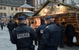 Des policiers patrouillent dans le Marché de Noël de Strasbourg le 27 novembre 2015