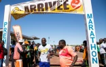 Un des participants au Grand Marathon du Ténéré franchit la ligne d'arrivée le 29 décembre 2019 à Agadez, dans le nord du Niger.