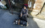 Un enfant yéménite vend des chaussures dans une rue de Sanaa, le 24 janvier 2017