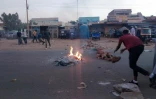 Des manifestants érigent des barricades dans une rue de Khartoum, le 20 novembre 2021