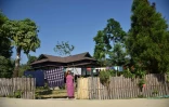 Une femme accroche son linge devant sa maison à Mawlynnong, dans le nord-est de l'Inde, le 8 novembre 2015
