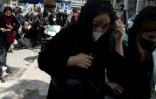 Des combattants talibans tirent des coups de semonce pour dispeser des manifestantes à Kaboul le 13 août 2022