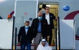 Les citoyens américains Siamak Namazi (à droite), Emad Sharqi (à gauche) et Morad Tahbaz (à droite) débarquent d'un avion qatari à leur arrivée à l'aéroport international de Doha, le 18 septembre 2023