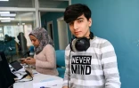 Le réfugié syrien Mahmoud Al-Wahab, 14 ans, dans les locaux de la radio Rozana, le 26 février 2021 à Gaziantep, dans le sud-est de la Turquie