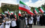 Des personnels de santé rassemblés devant l'hôpital Imam Khomeini de Téhéran pour protester contre les attaques menées par les États-Unis et Israël contre les établissements de santé, le 6 avril 2026
