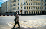 Une Moscovite traverse une avenue de la capitale russe, le 28 mai 2020