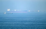 Des bateaux cargo au large du Port De Khor Fakkan dans le golfe d'Oman, le 19 juin 2026