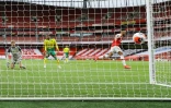 L'attaquant d'Arsenal, Pierre-Emerick Aubameyang (d), auteur d'un doublé lors du match de Premier League face à Norwich, à Londrs, le 1er juillet 2020