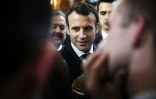 Le président français Emmanuel Macron échange avec des agriculteurs à l'Elysée le 22 février 218