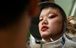 Maquillage avant un bal de voguing à Pékin, le 27 mars 2021