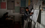 Un professeur dans un lycée du village de Nawabad, à une cinquantaine de km de Ghazni, en Afghanistan, le 14 novembre 2021