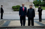 Le président américain Donald Trump et le leader nord-coréen Kim Jong-Un se tiennent dans le territoire nord-coréen dans la zone démilitarisée à Panmunjom, le 30 juin 2019.
