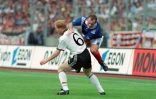 Vincent Guérin (d), alors milieu de l'équipe de France, lors d'un match amical contre l'Allemagne, à Stuttgart, le 1er juin 1996