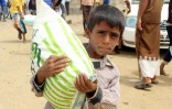 Photo d'un enfant yéménite après une distribution d'aide alimentaire, à Abs, au Yémen, le 15 août 2018.