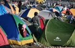 Des tentes installées sur des voies ferrées pour les migrants à la frontière gréco-macédonienne près du village grec d'Idomeni