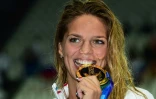 Yuliya Efimova avec sa médaille d'or lors des championnats du mond de natattion le 4 août 2015 à Kazan en Russie