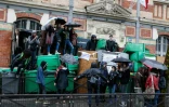Le lycée Gerorges Brassens bloqué par des manifestants le 31 mars 2016 à Paris