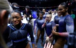 Simone Biles, au centre de l'image, après la victoire du Team USA au concours par équipe des championnats du monde de gymnastique le 4 octonbre 2023 à Anvers