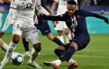 Le Brésilien du PSG Neymar marque contre Lyon le 22 septembre 2019 à Décines-Charpieu