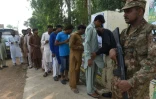 Des Pakistanais attendent pour voter lors des élections législatives, le 25 juillet 2018 à Lahore