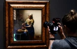 Le tableau "La Laitière" du maître néerlandais du XVIIe siècle Johannes Vermeer au Rijksmuseum d'Amsterdam le 8 septembre 2022