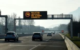 Limitation de vitesse en raison de la pollution sur une autoroute traversant les Alpes, le 13 décembre 2016.