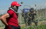 Un homme à la frontière gréco-macédonienne face aux militaires macédoniens, près du village grec d'Idomeni, le 10 avril 2016