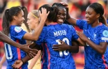 La défenseure française Griedge Mbock Bathy (c), félicitée par ses coéquipières après avoir marqué le 2e but face à la Belgique, lors de leur match de l'Euro, le 14 juillet 2022 au New York Stadium à Rotherham (Angleterre)