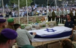 Une vaste foule assite à Kfar Saba le 11 novembre 2025 aux funérailles de Hadar Goldin, soldat israélien tué en 2014 à Gaza et dont la dépouille a été restituée dimanche à Israël par le Hamas, via la Croix-Rouge.