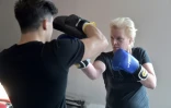Une patiente s'entraîne à la boxe avec le coach Thilbault Kuhn, au centre de lutte contre le cancer Paul-Strauss à Strasbourg, le 6 octobre 2016