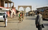 Des membres des forces de sécurité afghanes et des miliciens sur une route de la province de Ghazni, où des combats se sont déroulés avec les talibans, le 12 août 2018.