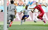 L'attaquant anglais Raheem Sterling à la lutte avec le défenseur panaméen Fidel Escobar, le 24 juin 2018 à Nijni Novgorod 