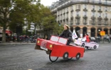 Des gens conduisent des vélos déguisés en voiture place de la Bastille à Paris lors de la journée sans voiture, le 1er octobre 2017