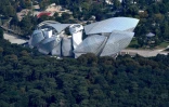 Vue aérienne de la Fondation Louis Vuitton réalisée par l'architecte américano-canadien Frank Gehry, le 14 juillet 2018 à Paris