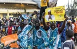 Des chauffeurs de moto-taxis soutenant le candidat d'opposition Issa Tchiroma à la présidentielle du Cameroun, à Yaoundé le 11 octobre 2025