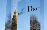 Dior avait déjà connu une vacance de directeur artistique entre le licenciement de John Galliano en mars 2011, et la nomination de Raf Simons en avril 2012