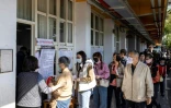 Des électeurs taïwanais attendent pour voter à la présidentielle, le 13 janvier 2023 au Nouveau Taipei