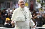 Le pape François sourit aux fidèles depuis la papamobile à Santiago du Chili, le 15 janvier 2018