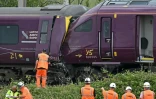 Des agents de la police des transports britannique et des enquêteurs sur le site d'une collision entre deux trains de la compagnie East Midlands Railway (EMR) survenue la veille, le 20 juin 2026 au sud de Bedford, dans le centre de l'Angleterre 